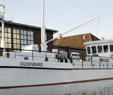 Husbåden Oldenburg set forfra til bagbord