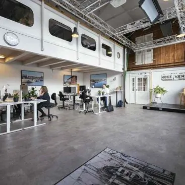 Kontorhotel Værftets flotte Sal med sine 4 smarte Flyver-/Vinduespladser